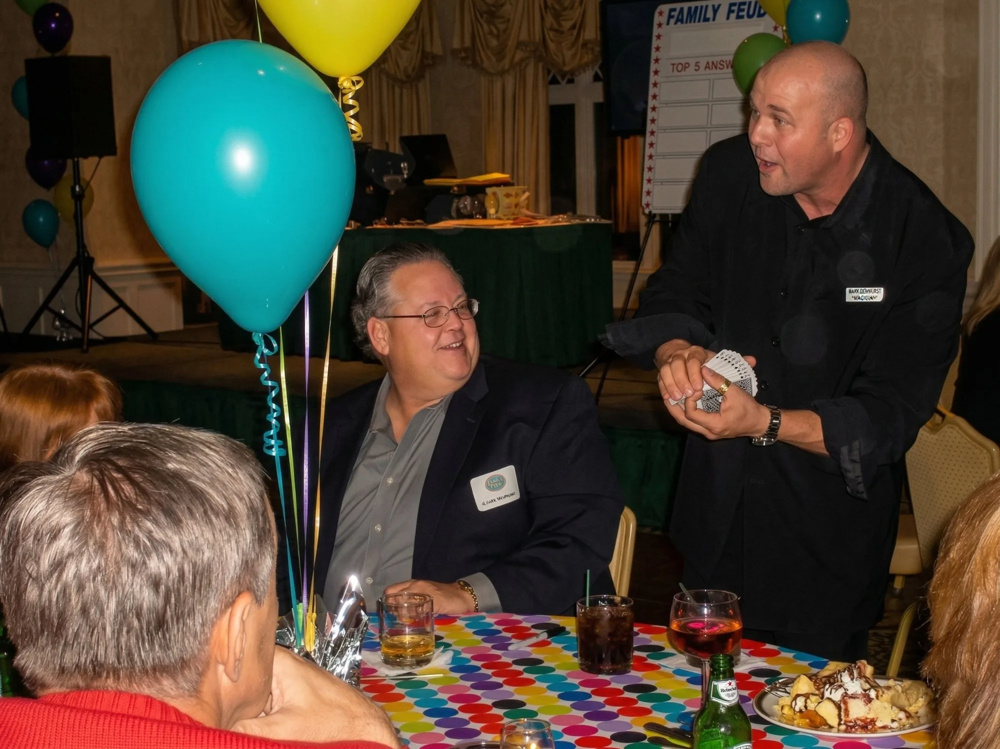 Mike DiDomenico performing strolling card magic at corporate banquet table